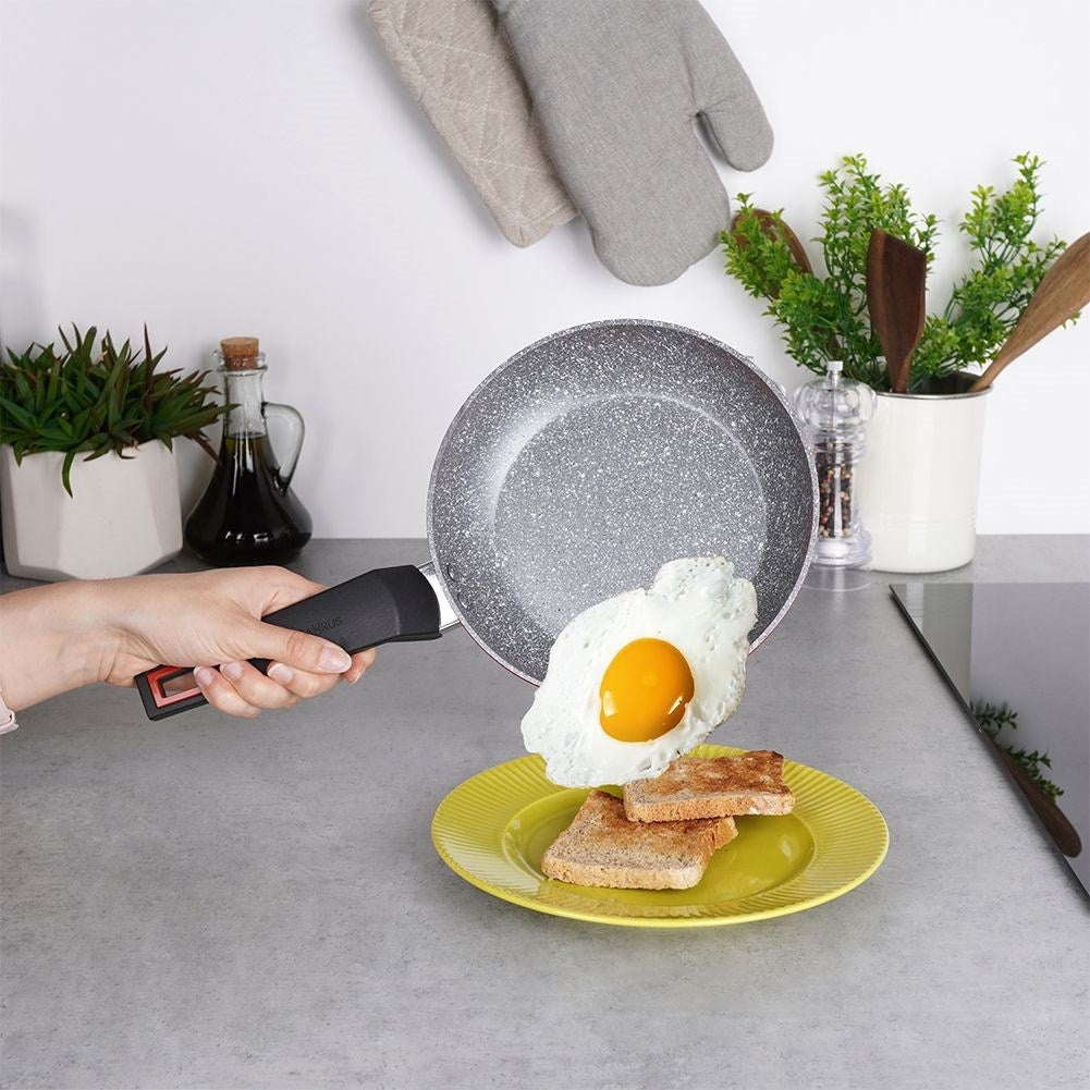 Frying pan: 5 layers, non-stick, for all stoves, dishwasher safe