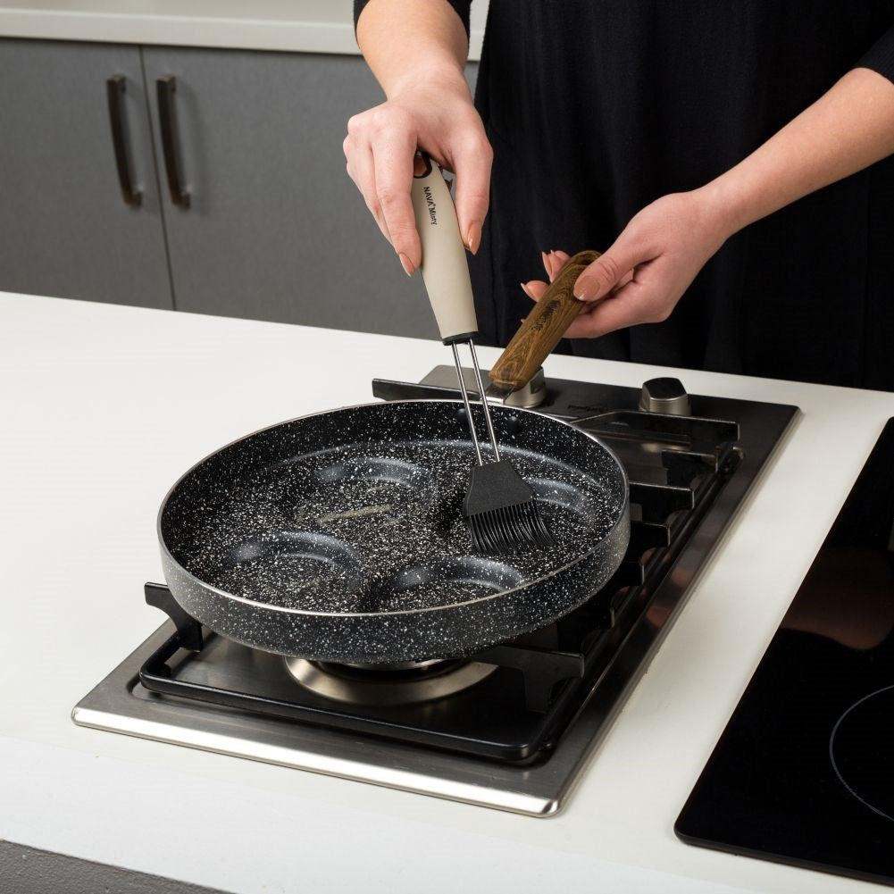 Frying pan for eggs and pancakes with non-stick granite