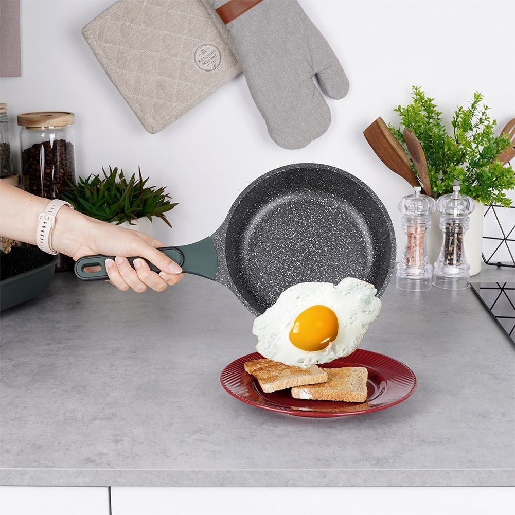 Frying pan with 5 layers, non-stick and dishwasher safe