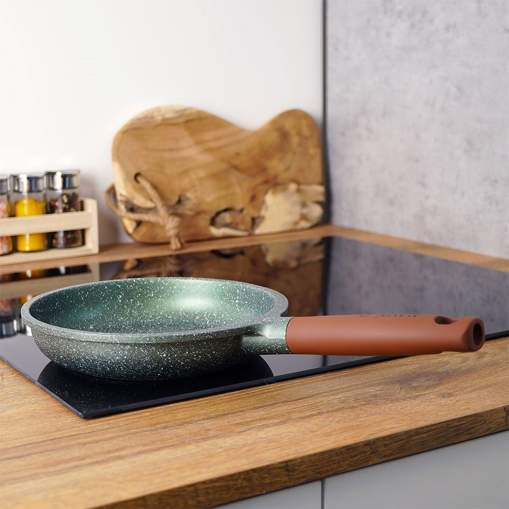 Frying pan with 5 layers, non-stick, dishwasher safe.