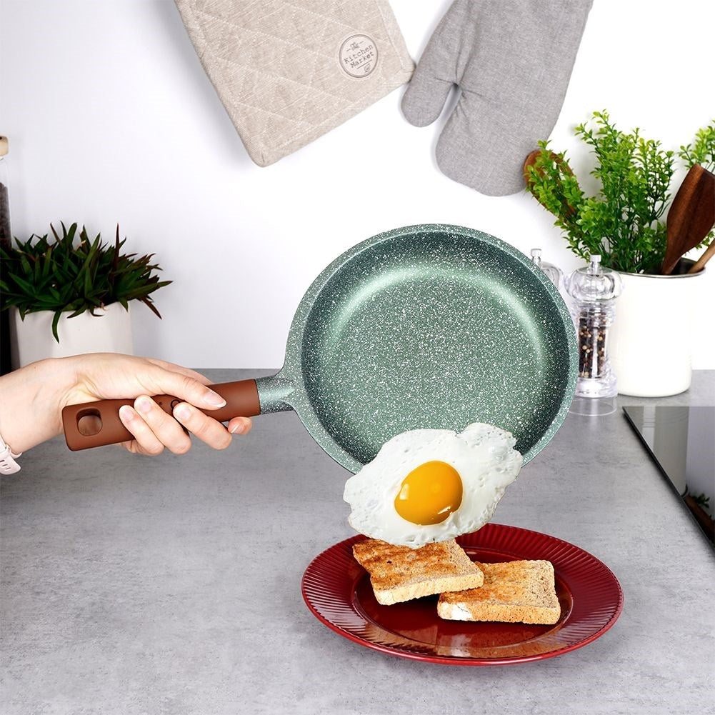 Frying pan with 5 layers, non-stick, dishwasher safe.