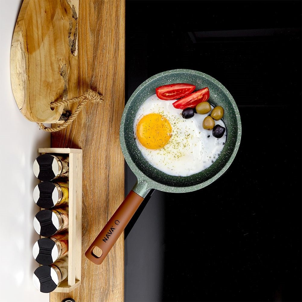 Frying pan with 5 layers, non-stick, dishwasher safe.