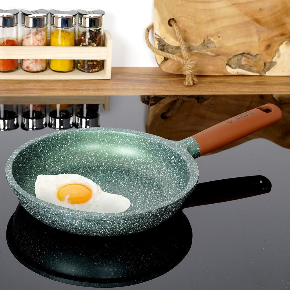 Frying pan with 5 layers, non-stick, dishwasher safe.