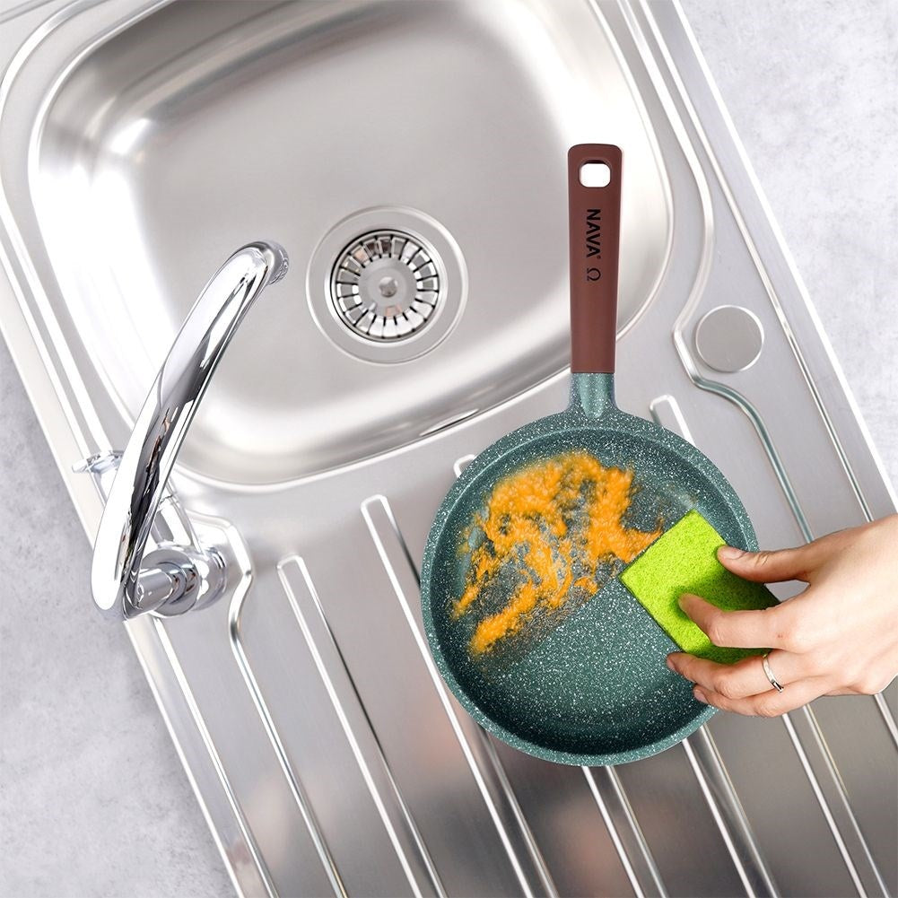 Frying pan with 5 layers, non-stick, dishwasher safe.