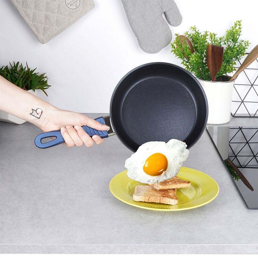 Frying pan with ceramic coating and diamond crystals
