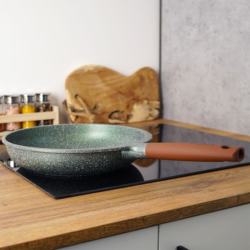 Frying pan with five layers, non-stick, dishwasher safe