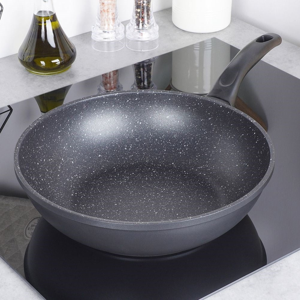 Frying pan with non-stick granite, fits all stoves.