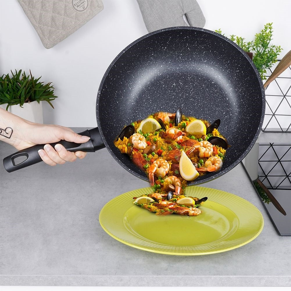 Frying pan with non-stick granite, fits all stoves.
