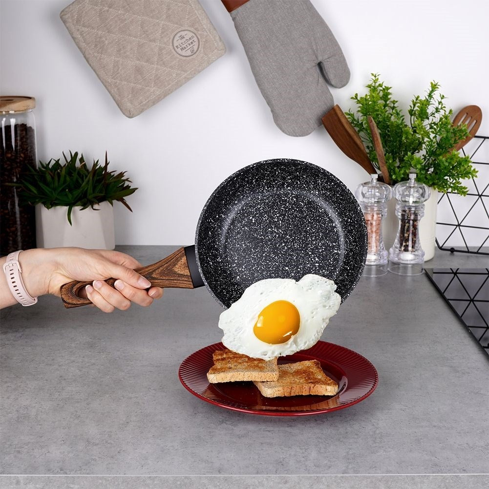 Frying pan with non-stick granite for all stoves, dishwasher safe