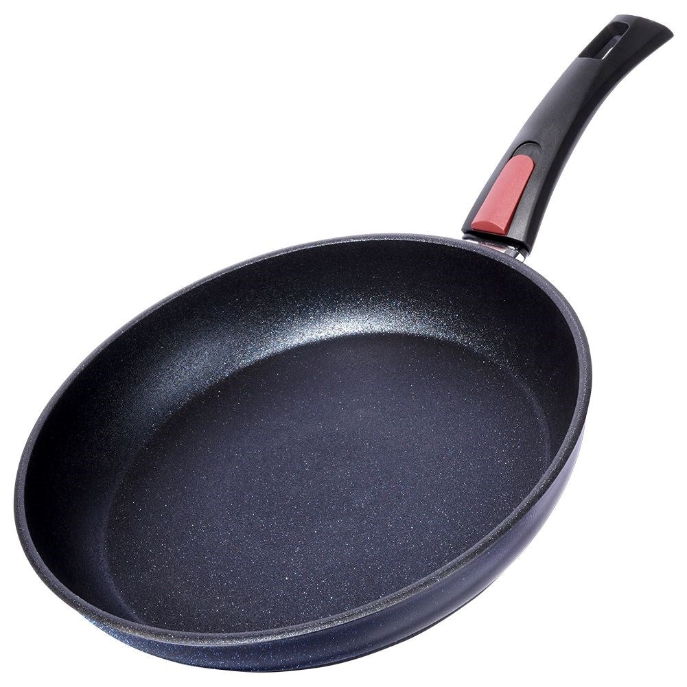 Frying pan with removable handle and diamond coating