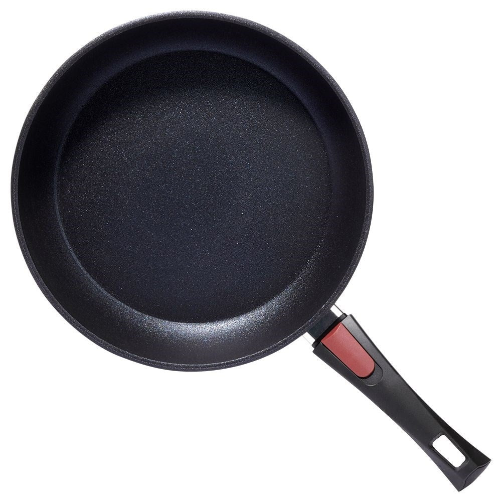 Frying pan with removable handle and diamond coating