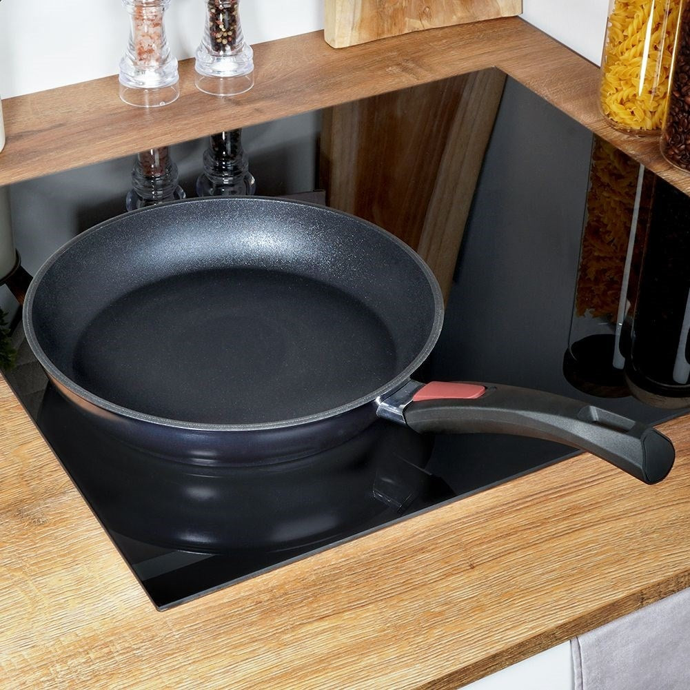 Frying pan with removable handle and diamond coating