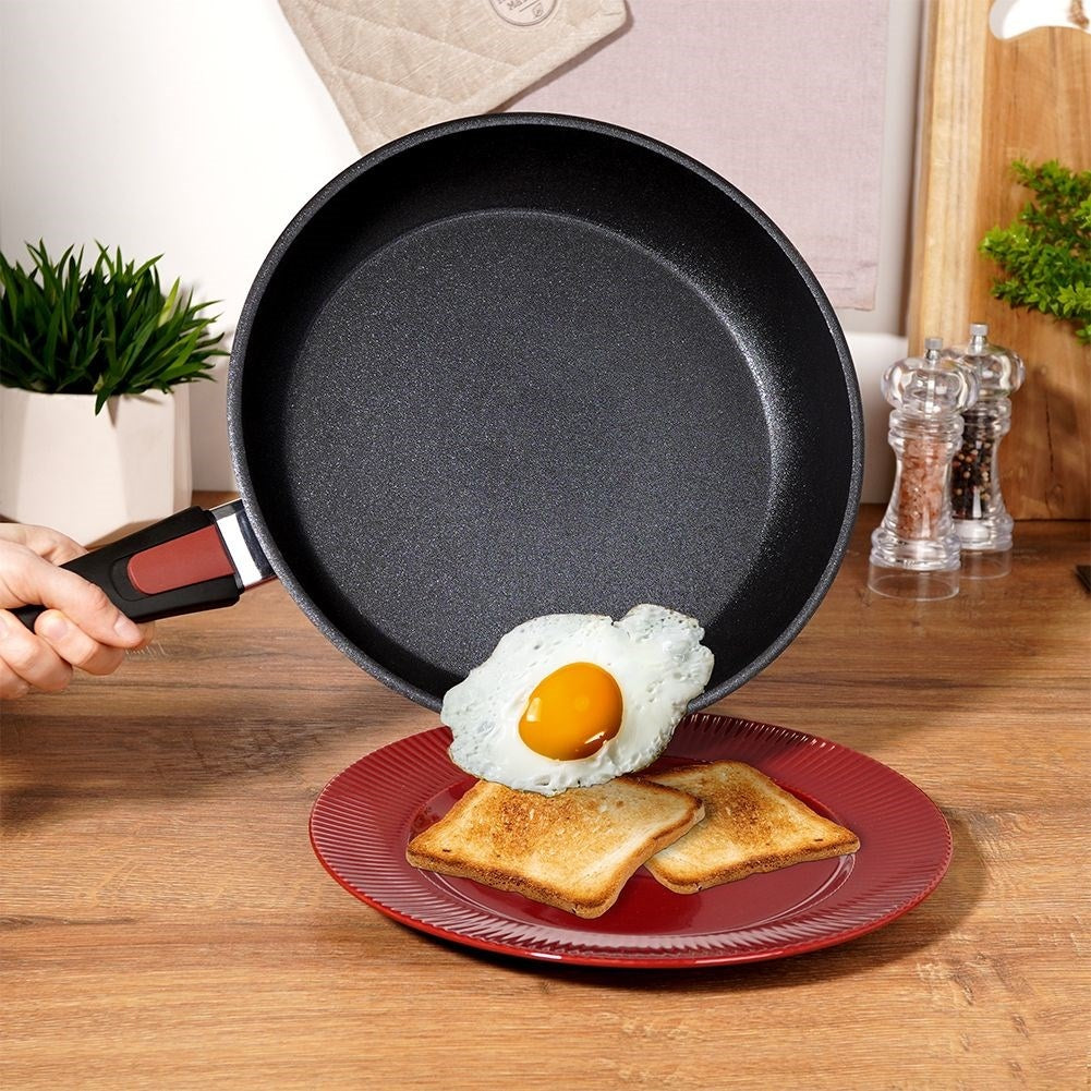 Frying pan with removable handle and diamond coating