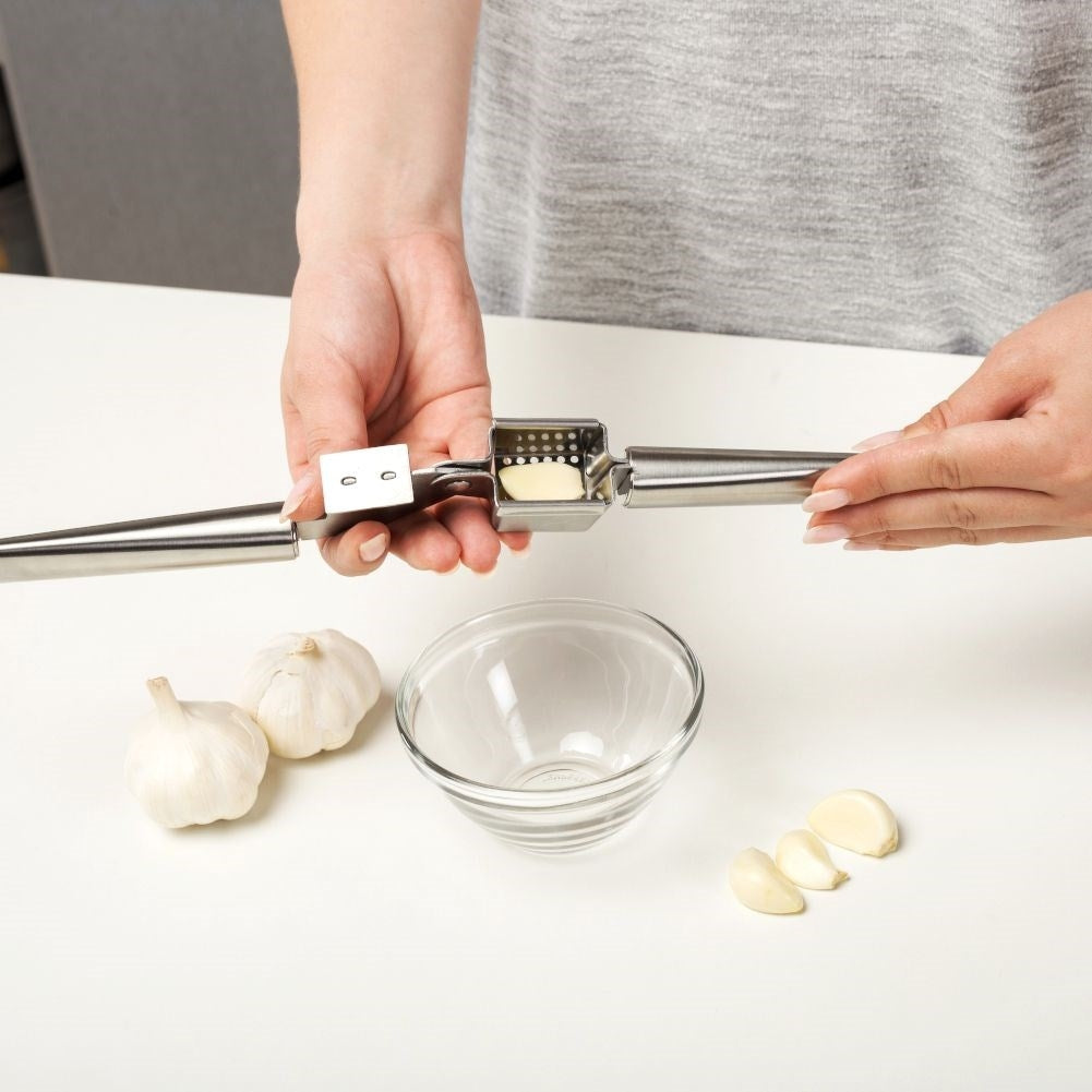 Garlic press in stainless steel for fast and efficient pressing