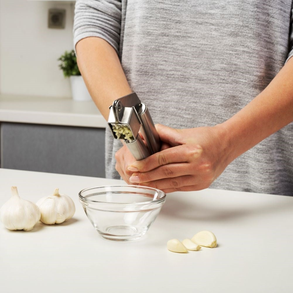 Garlic press in stainless steel for fast and efficient pressing