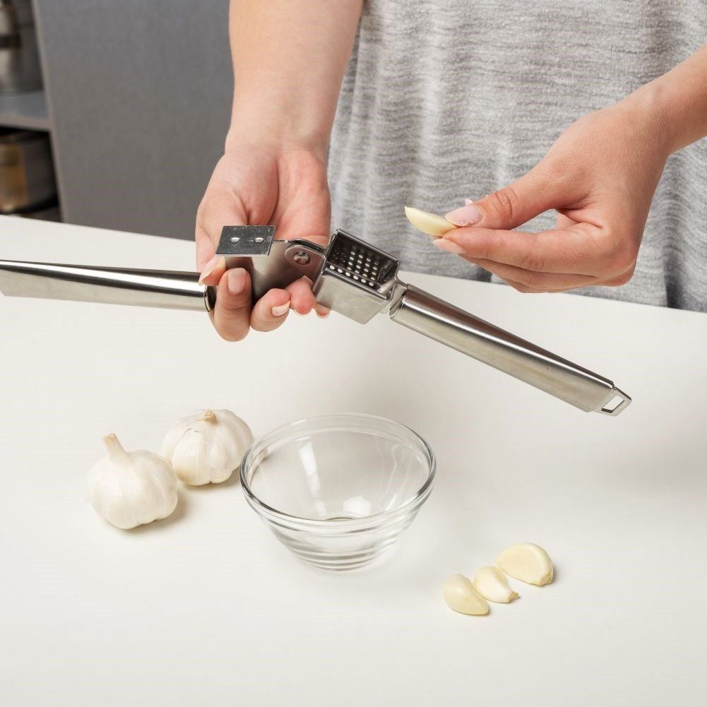 Garlic press in stainless steel for fast and efficient pressing
