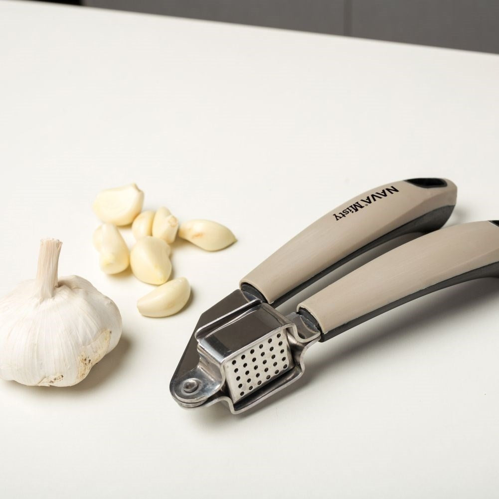 Garlic press in stainless steel with non-slip handles