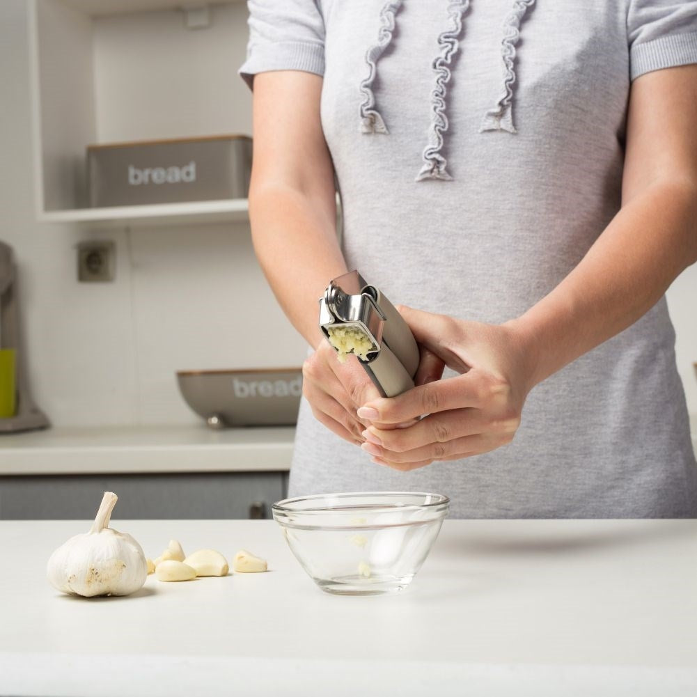 Garlic press in stainless steel with non-slip handles