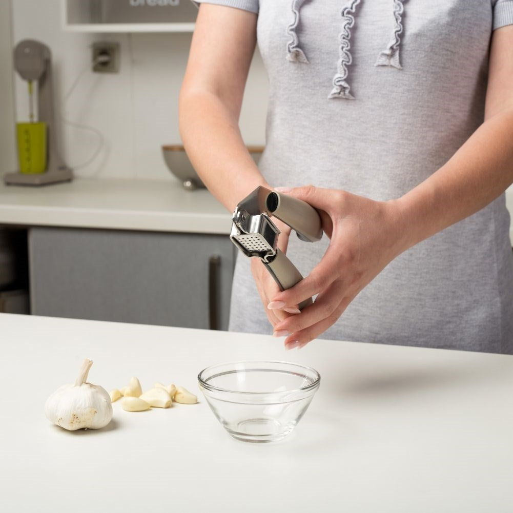 Garlic press in stainless steel with non-slip handles
