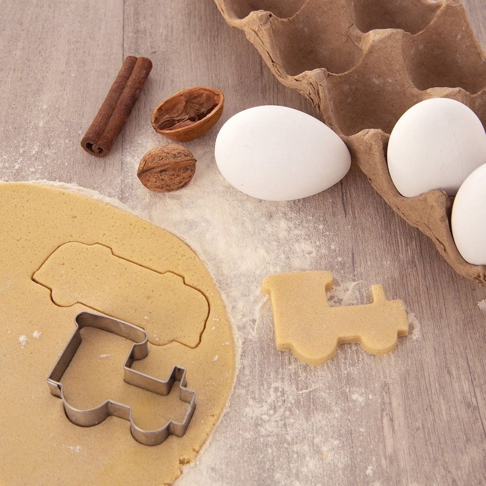 Gingerbread shape Locomotive: Durable and dishwasher safe