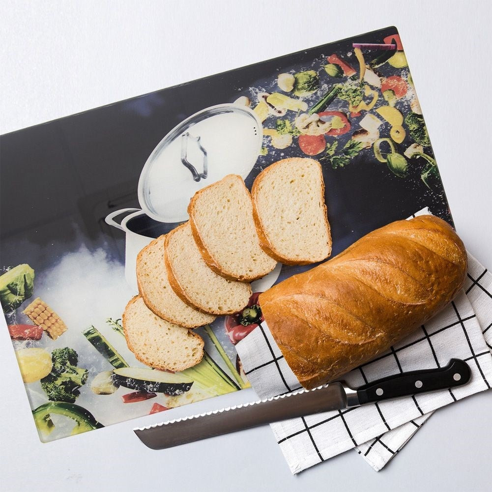 Glass cutting board with non-slip feet and large motif
