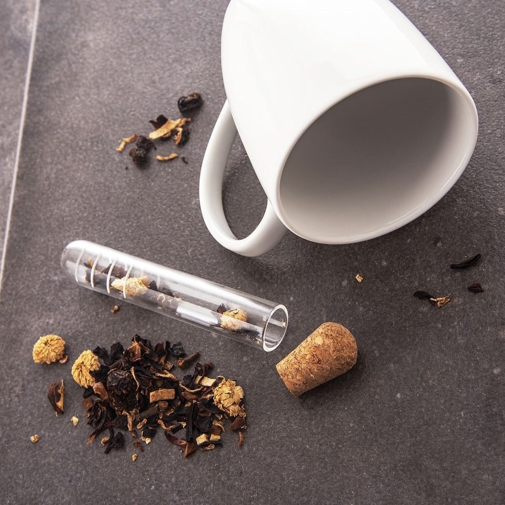 Glass tea and herbal infusion strainer with cork closure