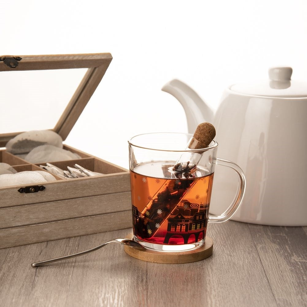Glass tea and herbal infusion strainer with cork closure