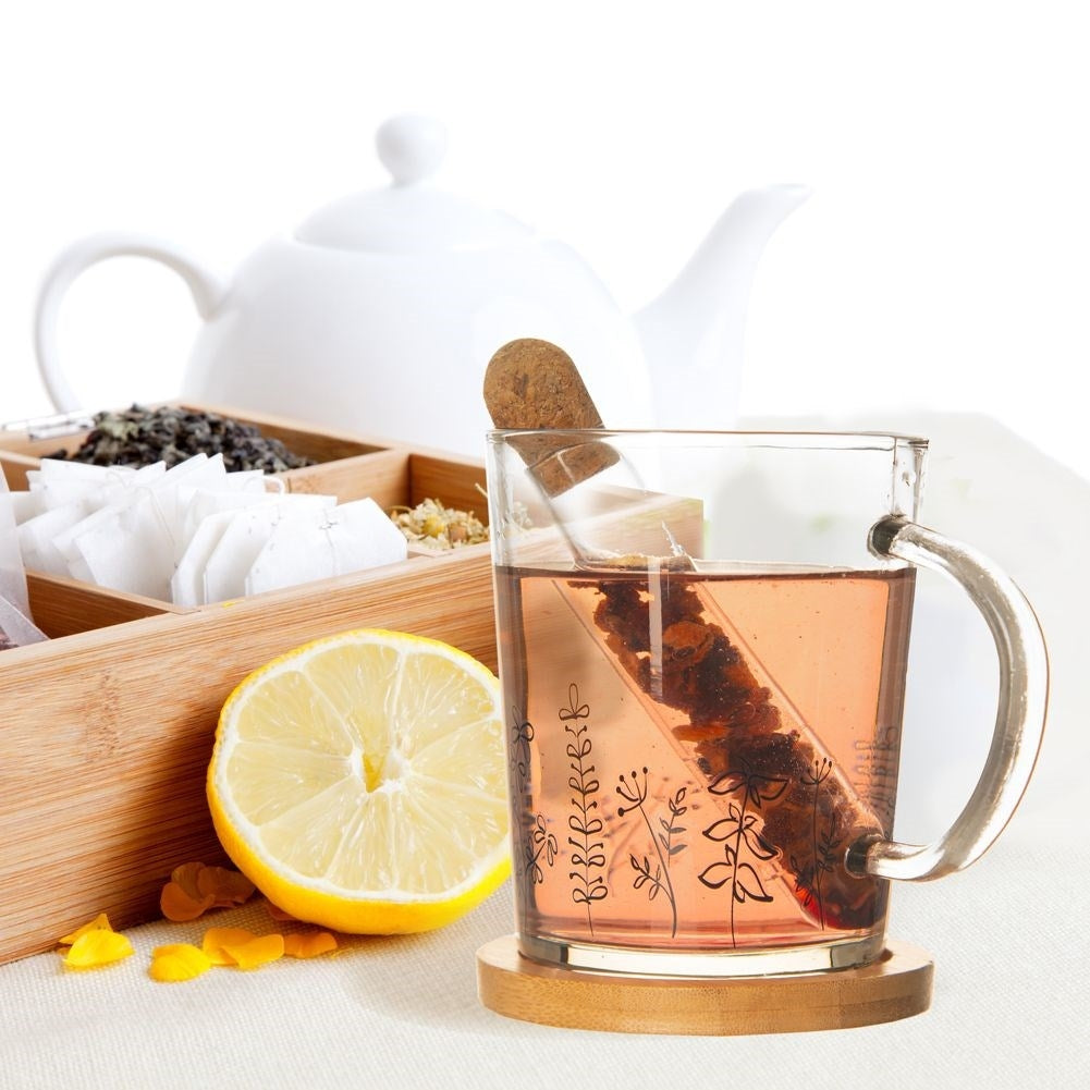 Glass tea and herbal infusion strainer with cork closure
