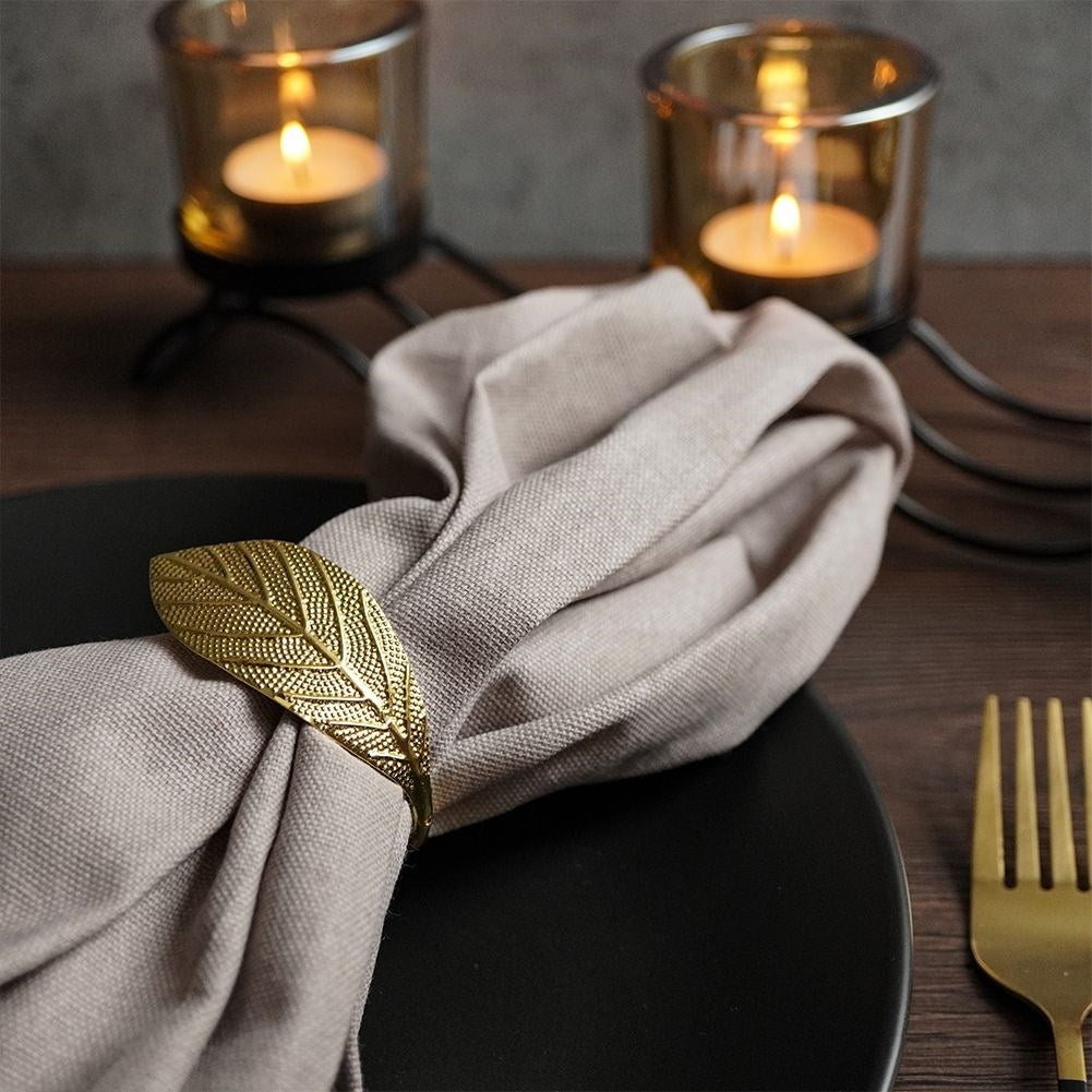 Gold napkin rings with elegant leaf pattern, 4.5 cm