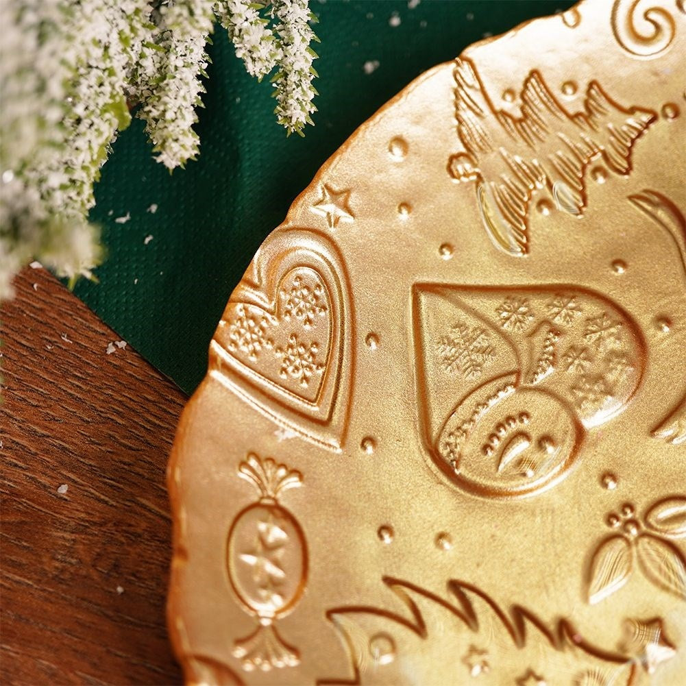 Gold plate with Christmas motif - Perfect for snacks and dessert
