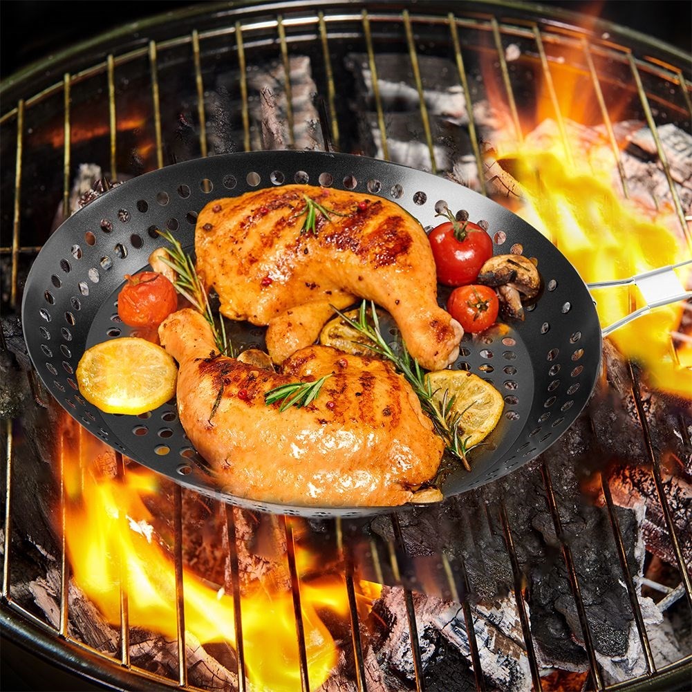 Grill pan: Non-stick, perforated surface, long handle