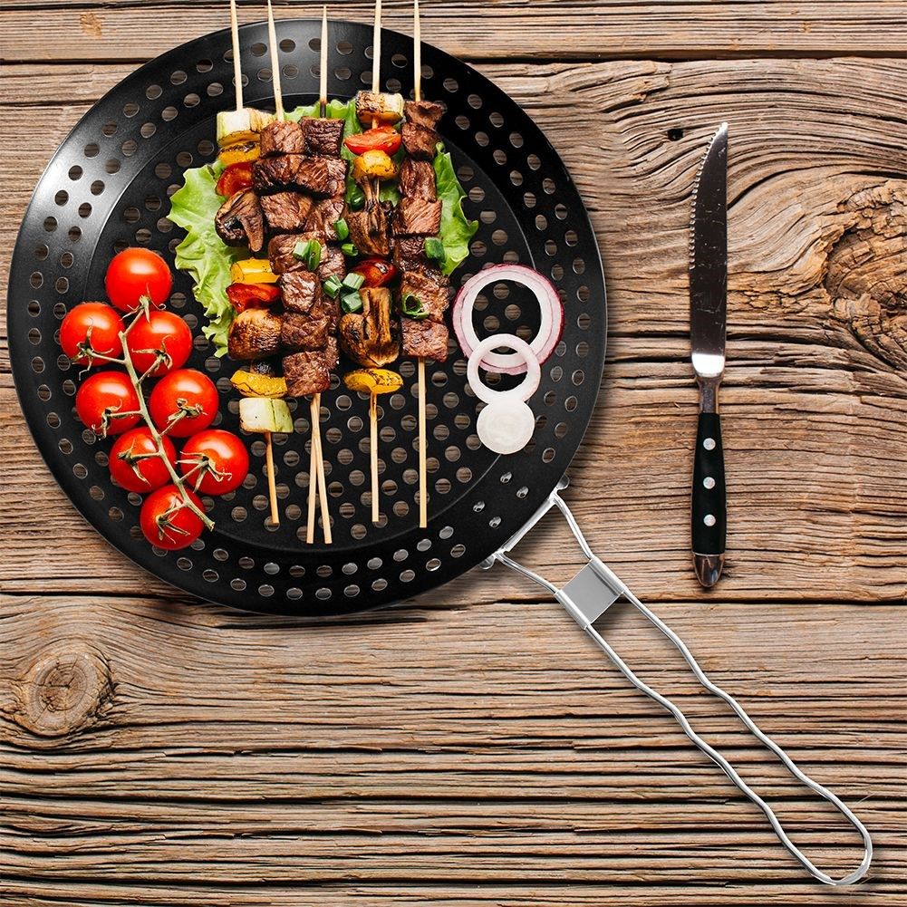Grill pan: Non-stick, perforated surface, long handle