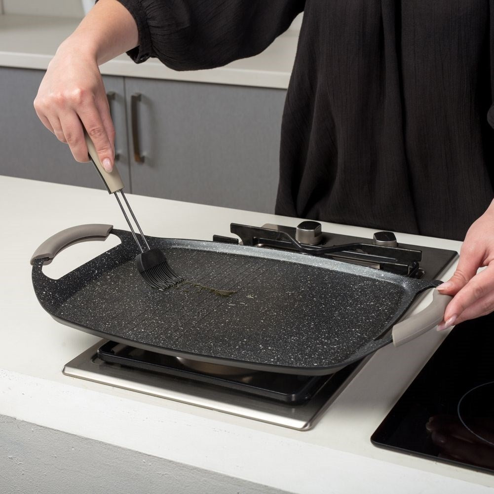 Grill plate with non-stick granite and removable silicone handles