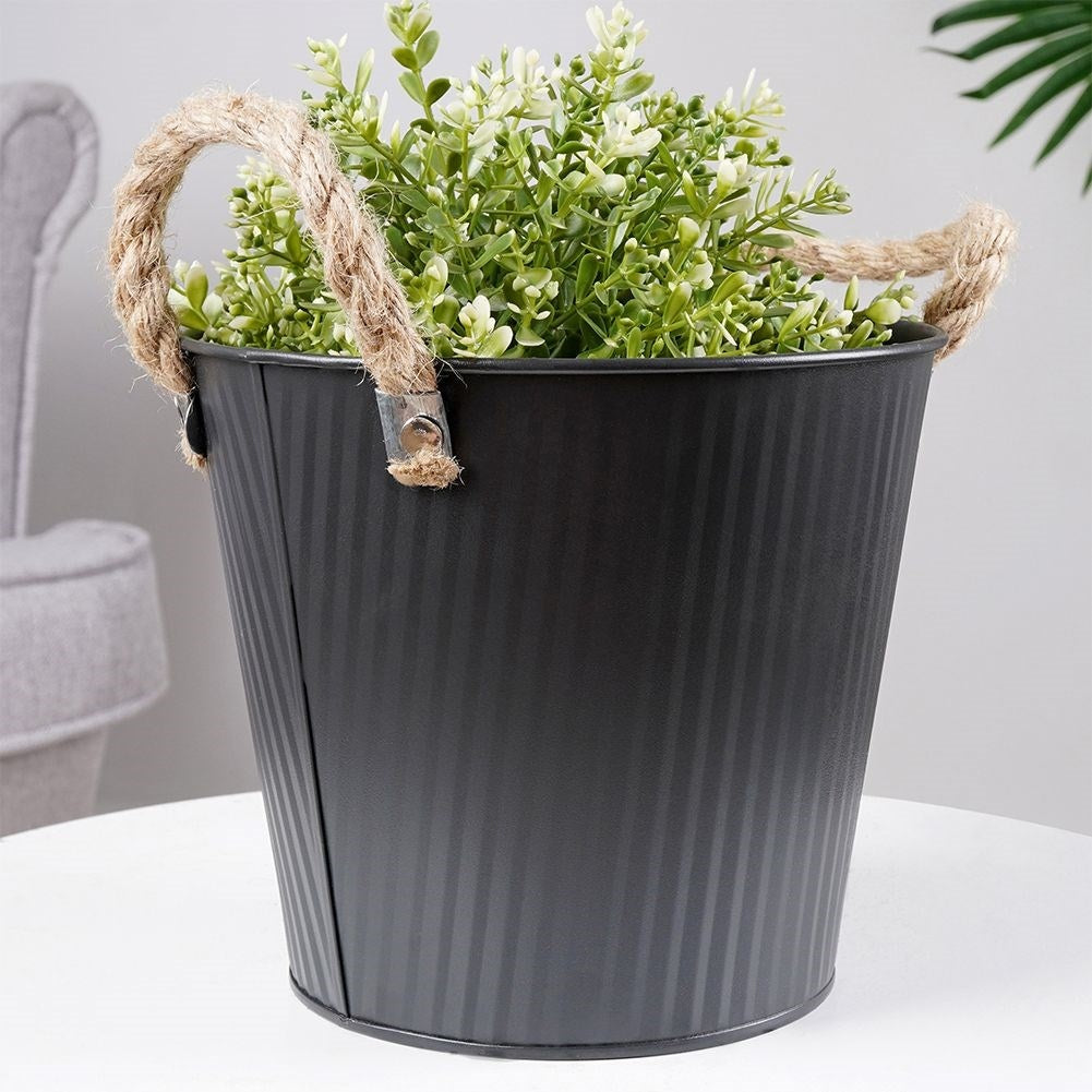 Grooved pot cover in black galvanized metal
