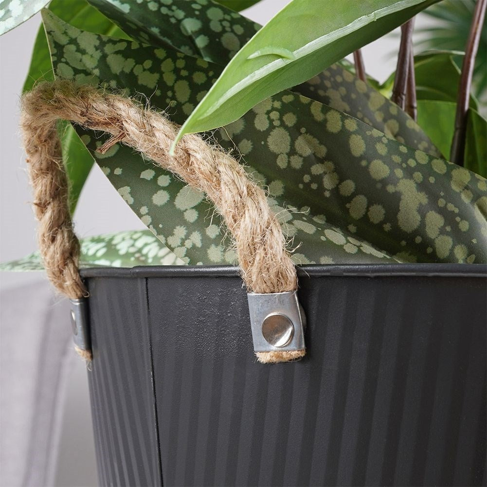 Grooved pot cover in black galvanized metal for indoor/outdoor use