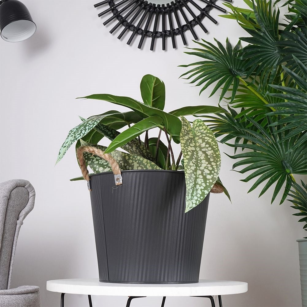 Grooved pot cover in black galvanized metal for indoor/outdoor use