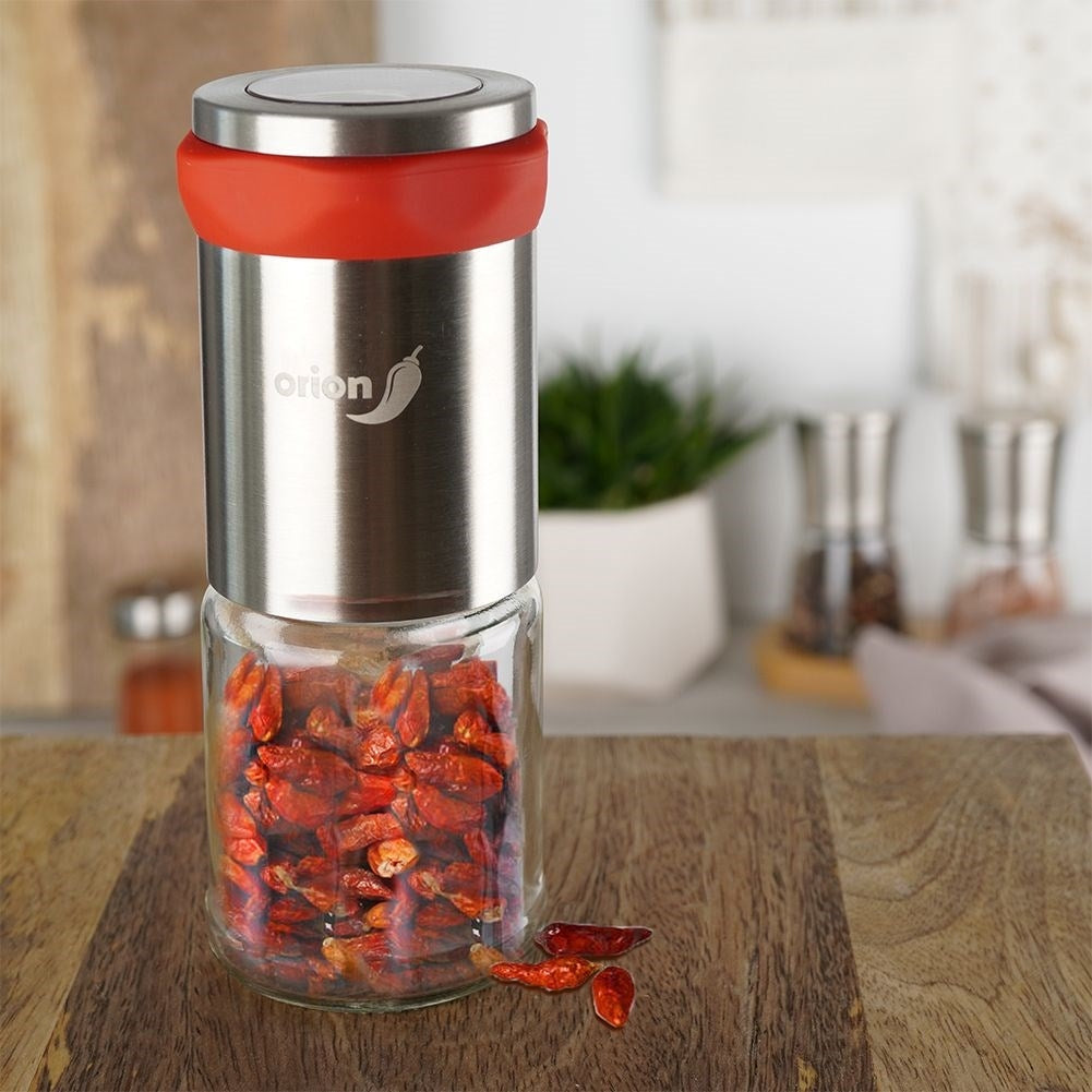 Hand grinder for chili pepper with glass container and steel mechanism
