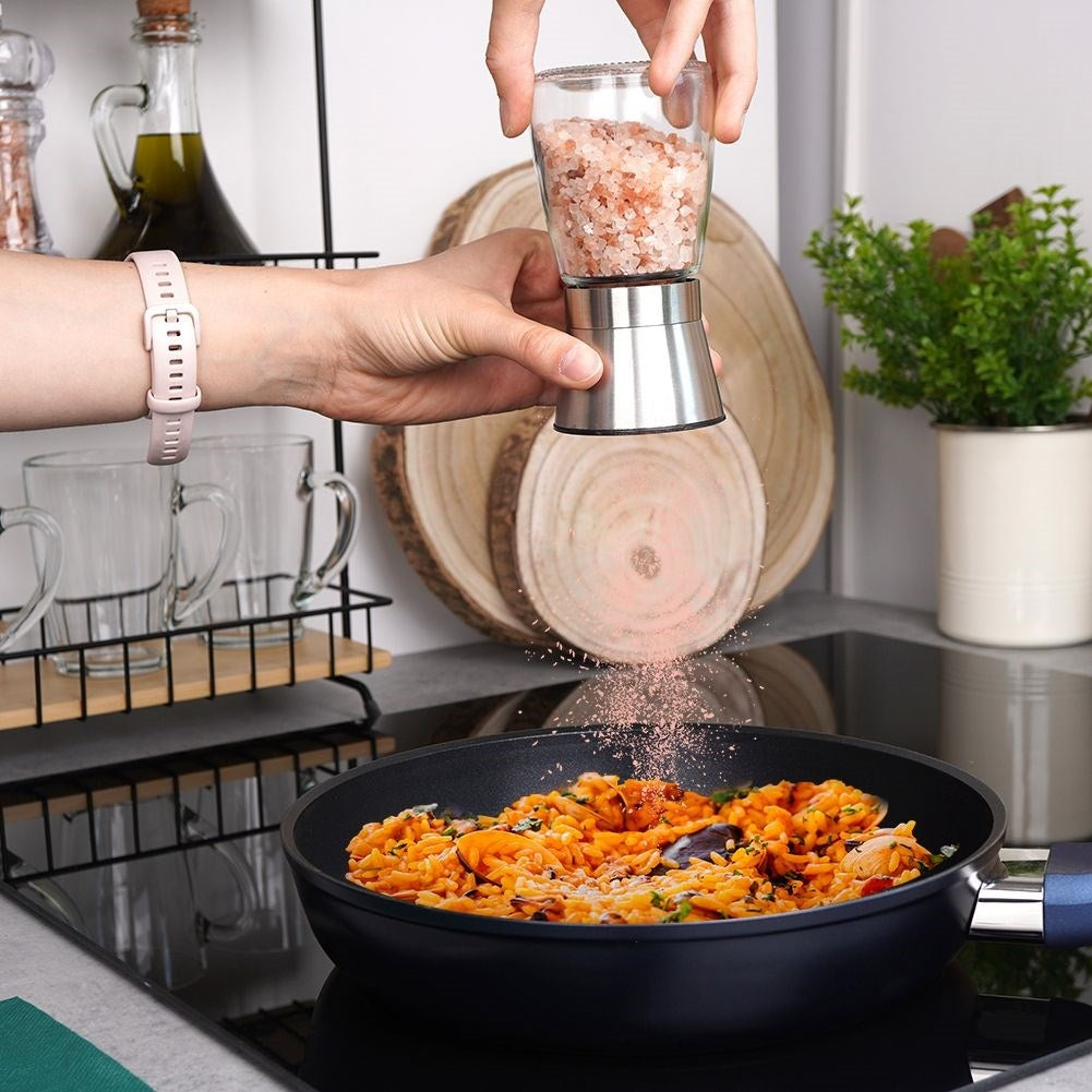 Hand grinder with adjustable grinding degree and ceramic grinder