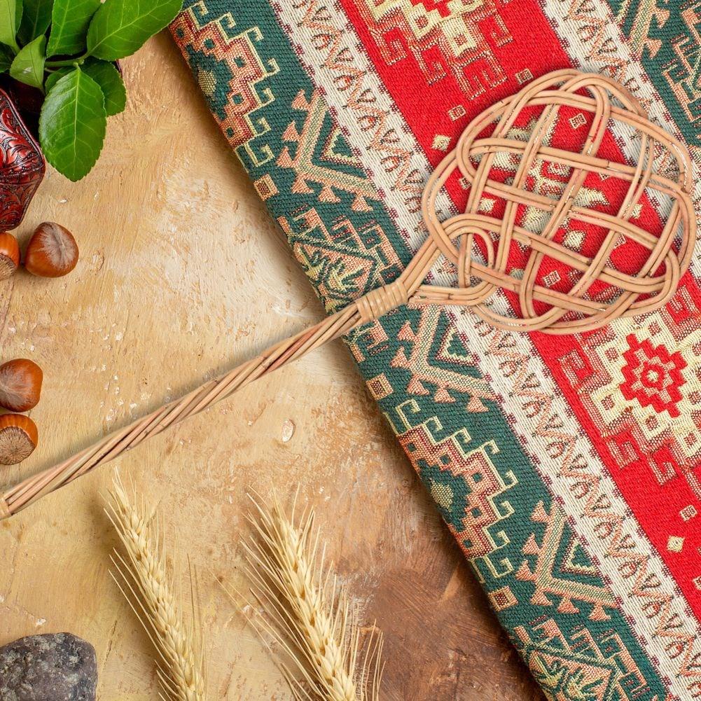 Handmade carpet whip in durable rattan for easy cleaning