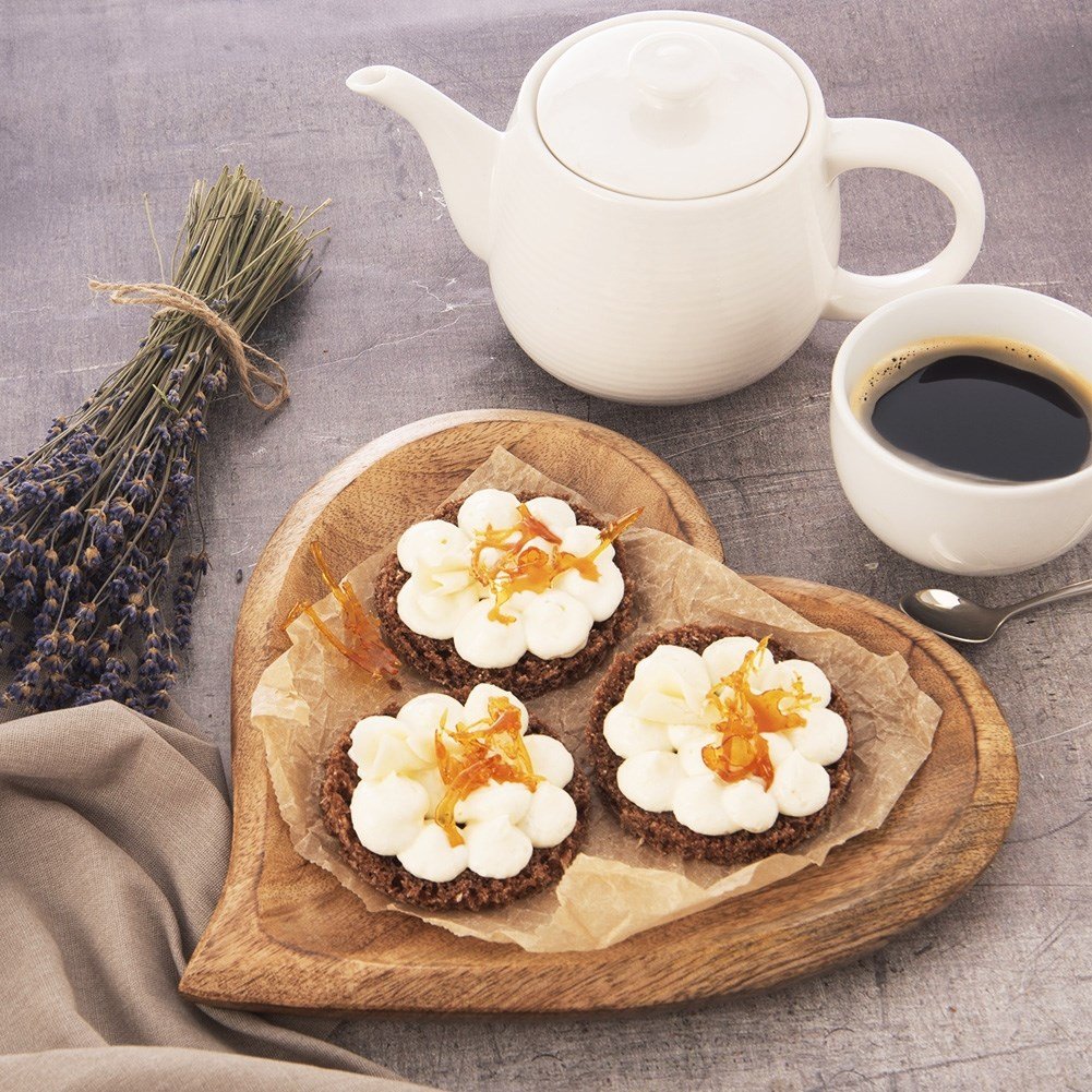 Heart-shaped Mango wood tray for Snacks Serving