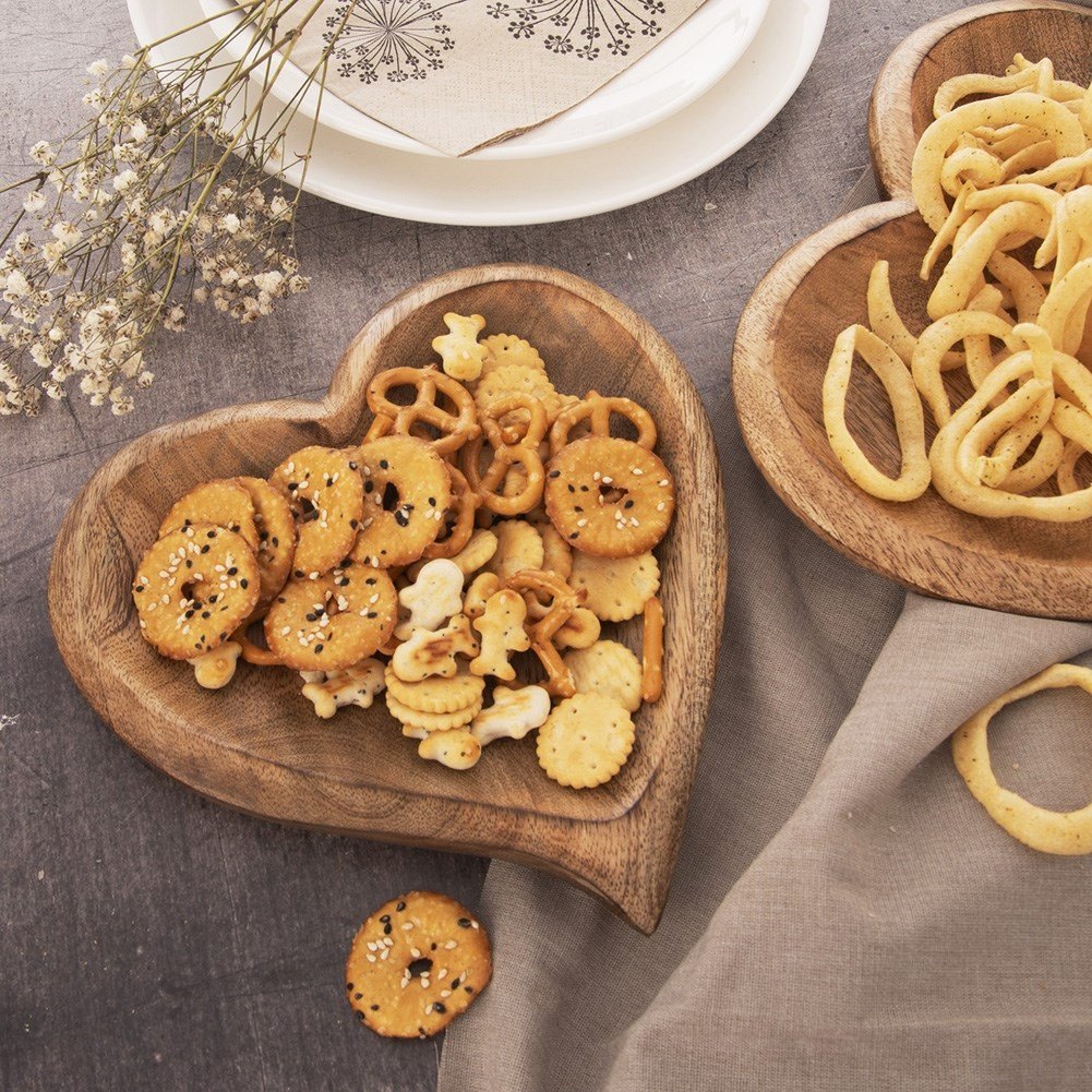 Heart-shaped serving tray in sustainable mango wood