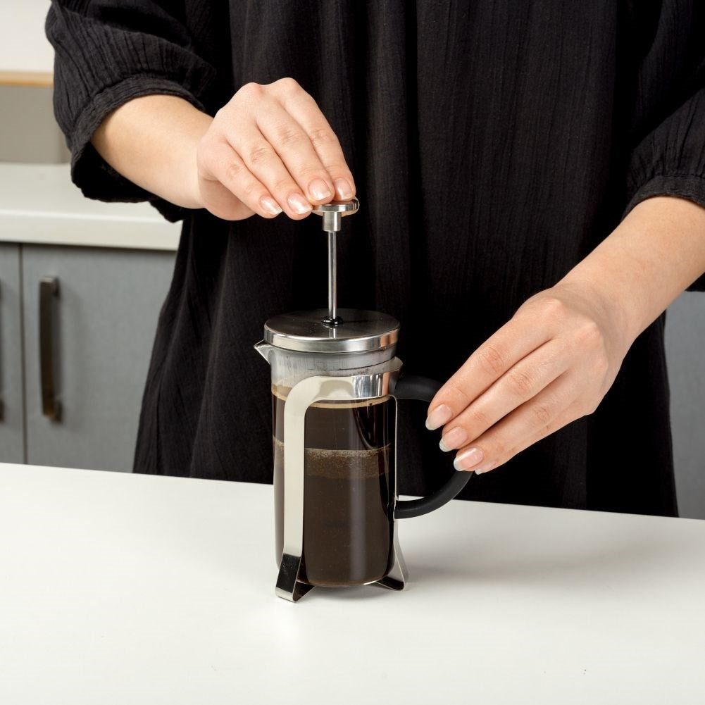 Heat-resistant glass coffee press with steel piston for brewing