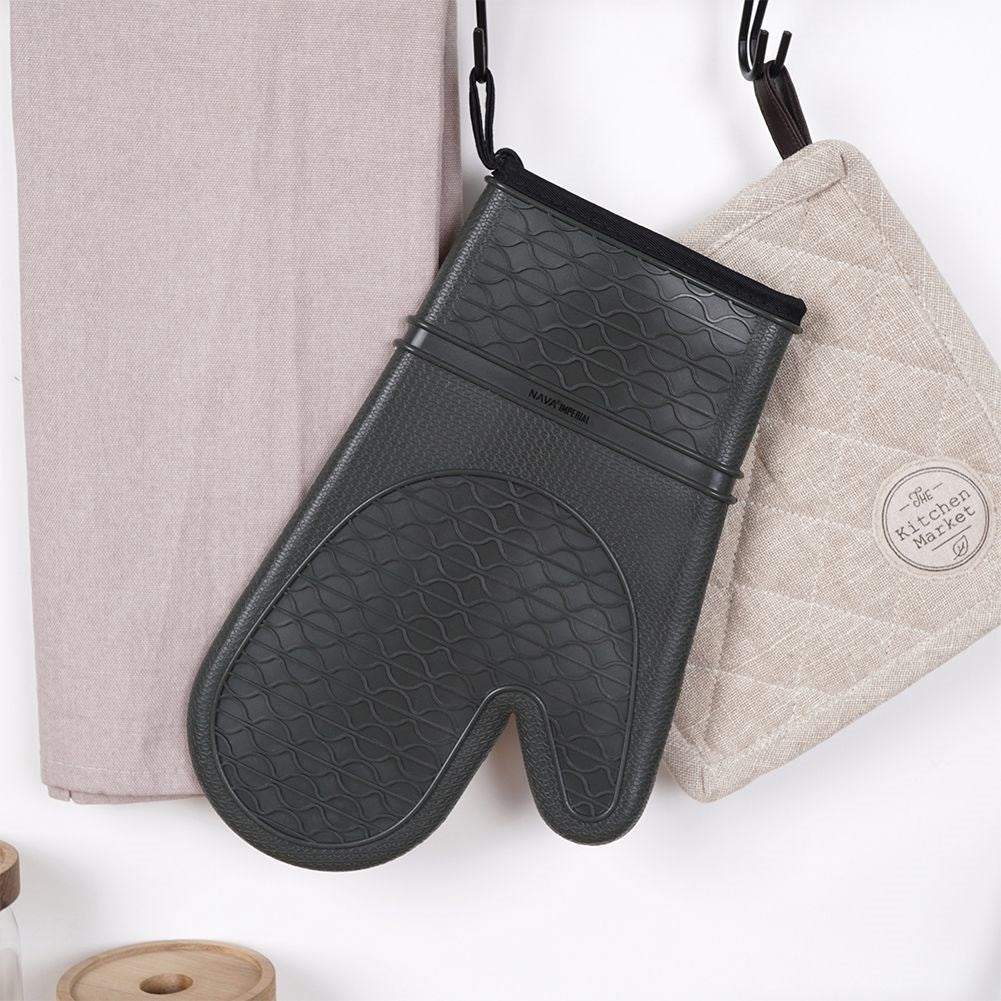 Heat-resistant silicone oven mitt for a secure grip