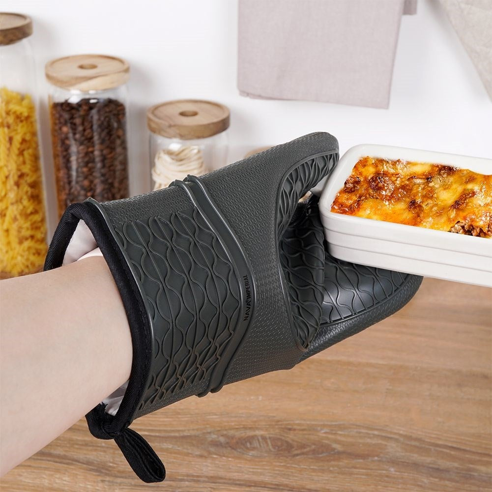 Heat-resistant silicone oven mitt for a secure grip