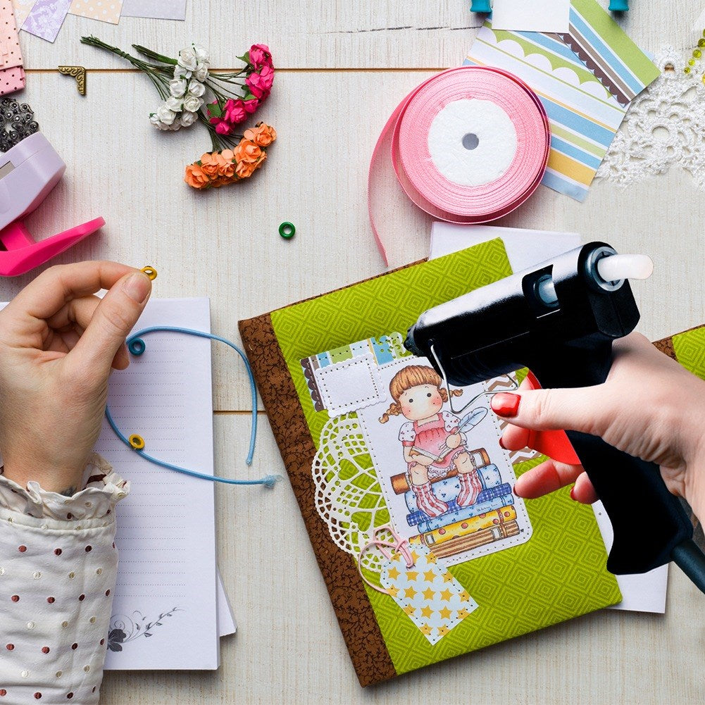 Hot glue gun + 2 cartridges