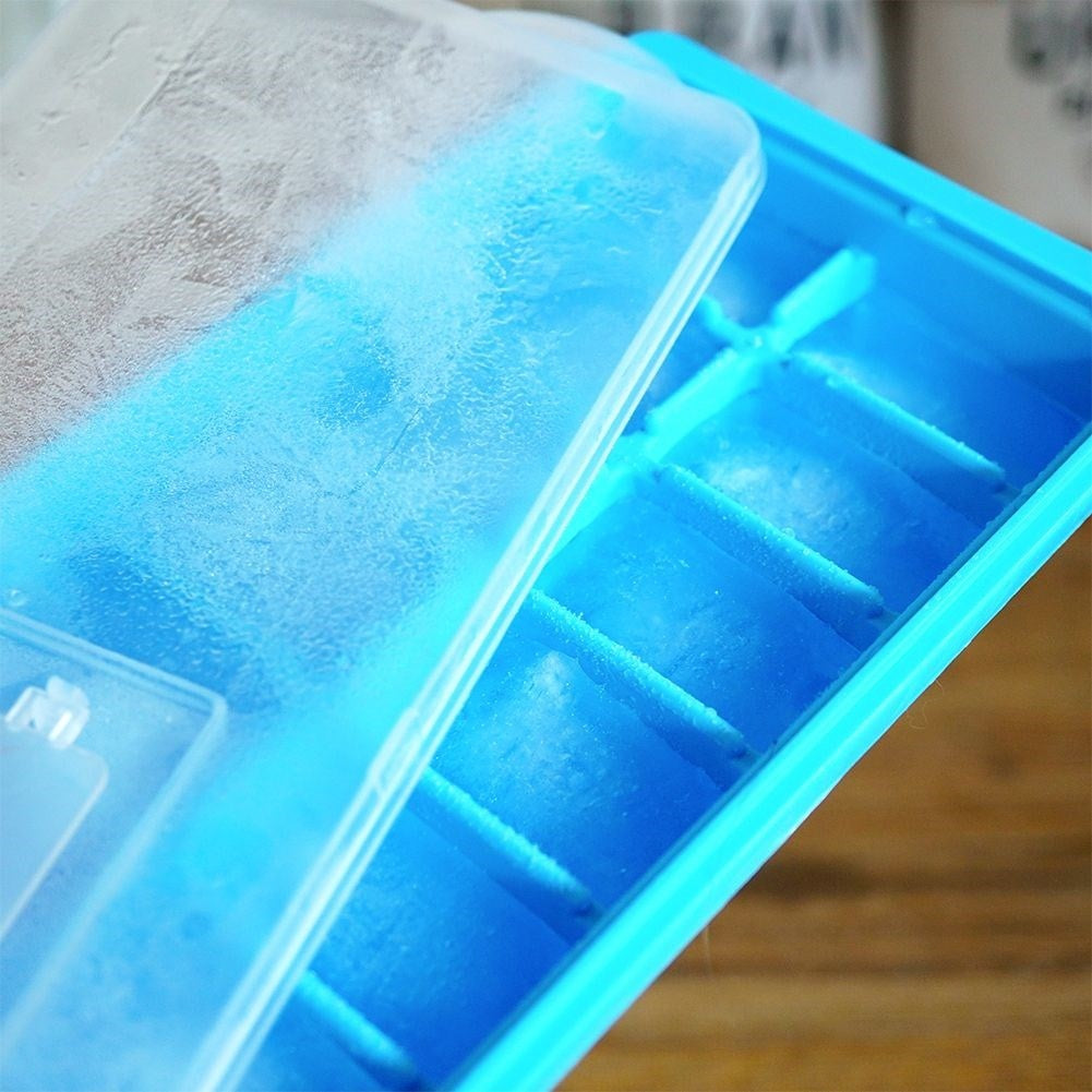 Ice cube mold with lid - spill-free and easy to fill