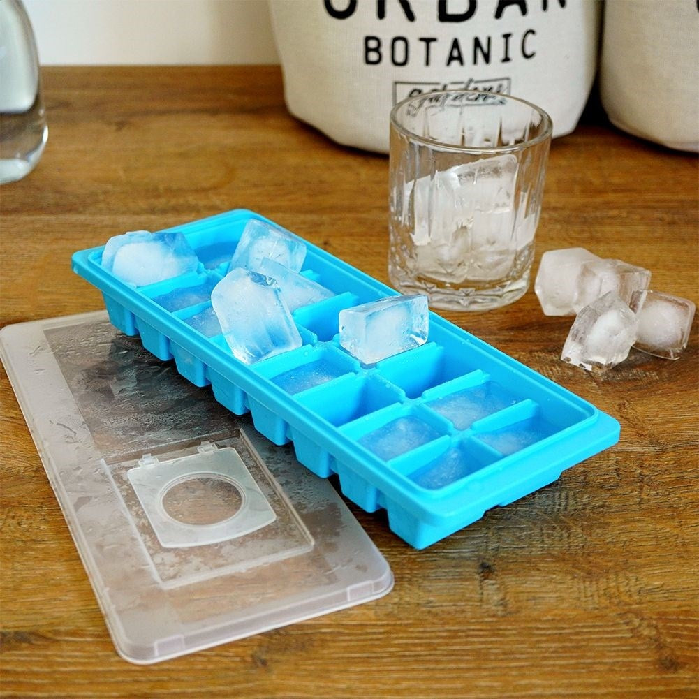 Ice cube mold with lid - spill-free and easy to fill