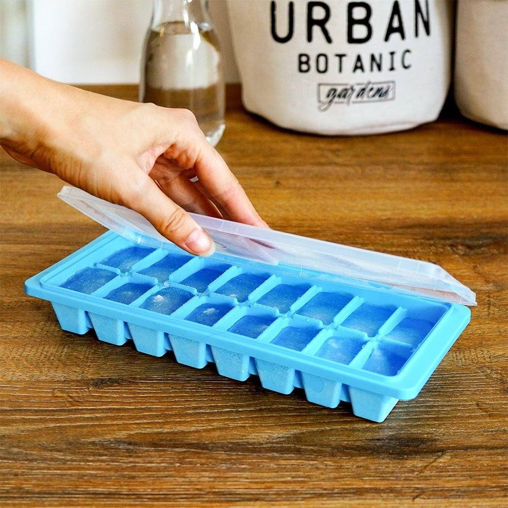 Ice cube mold with lid - spill-free and easy to fill