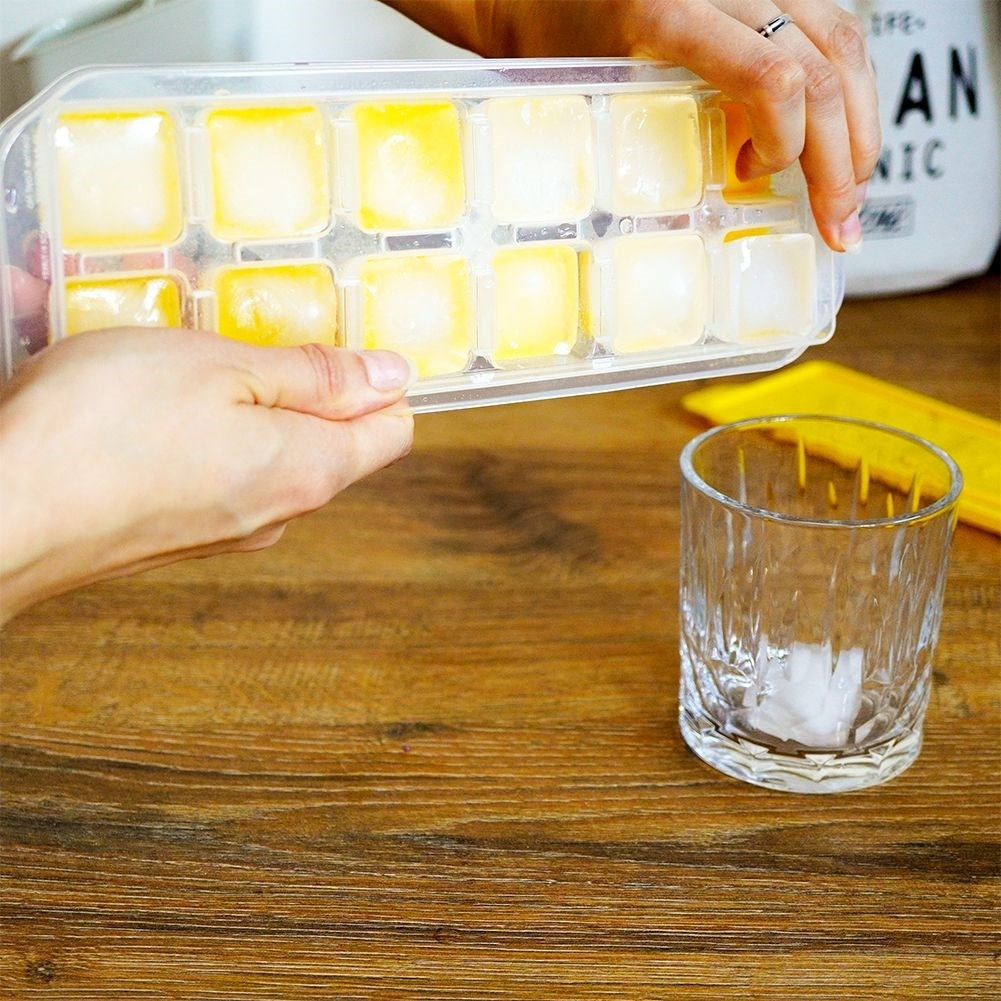 Ice mold: Practical lid, silicone base, 12 ice cubes