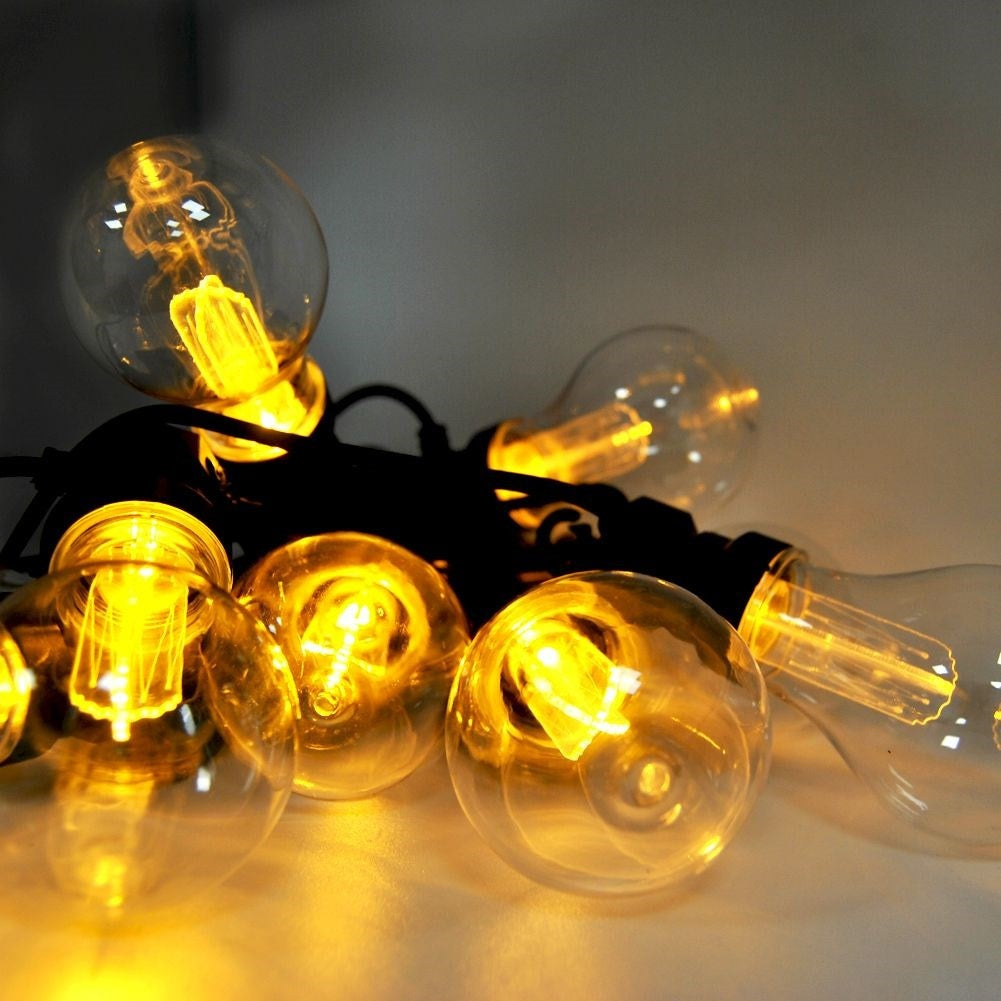Indoor/outdoor garland with warm retro light bulbs